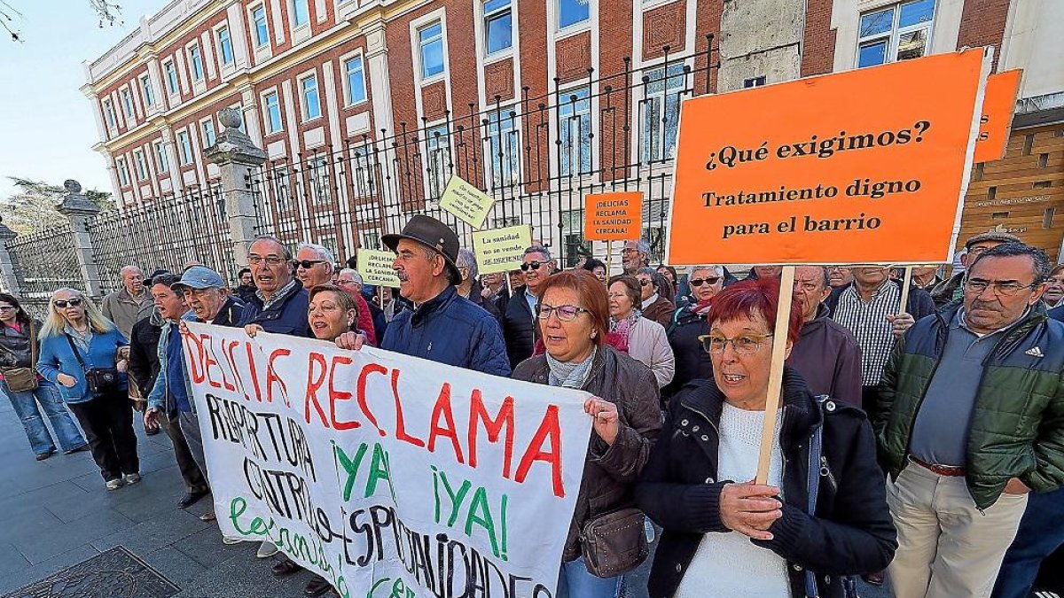 Concentración de los vecinos de Delicias en la consejería de Sanidad.-PABLO REQUEJO