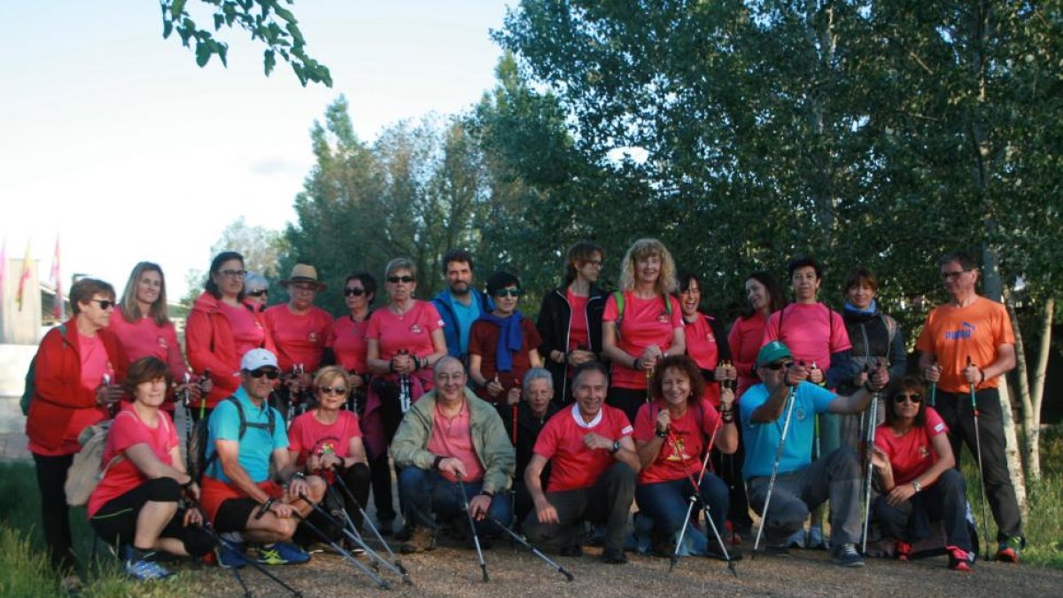 Un grupo de integrantes de Nordic Walking Valladolid posa con sus bastones en el parque de LasContiendas, sede del Campeonato de Castilla y León.-
