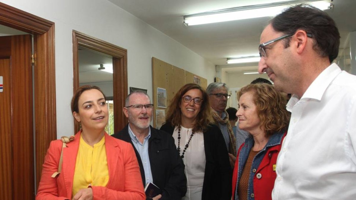 El candidato del PP a la Alcaldía de Palencia, Alfonso Polanco (D), mantiene una reunión previa a la constitución de la nueva Corporación Municipal con la candidata socialista, Miriam Andrés (I).-ICAL
