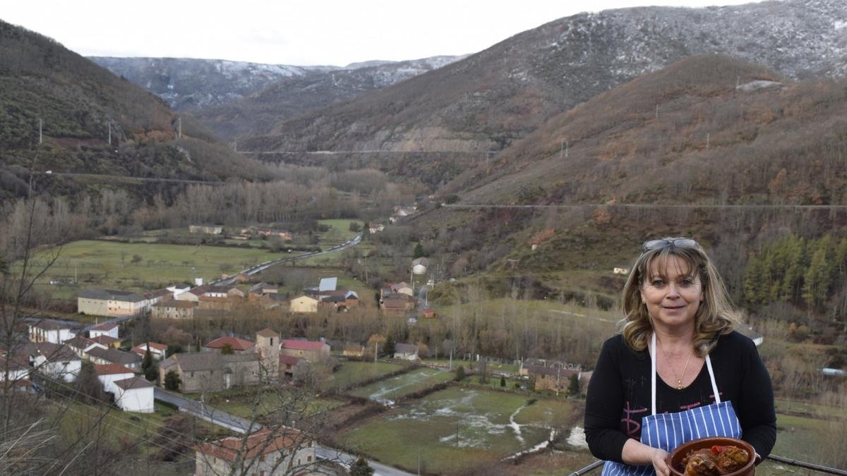 Irene Haeck, hoy al frente de El Ventorrillo, con uno de sus platos y, al fondo, la panorámica de Los Barrios de Luna.-ARGICOMUNICACIÓN