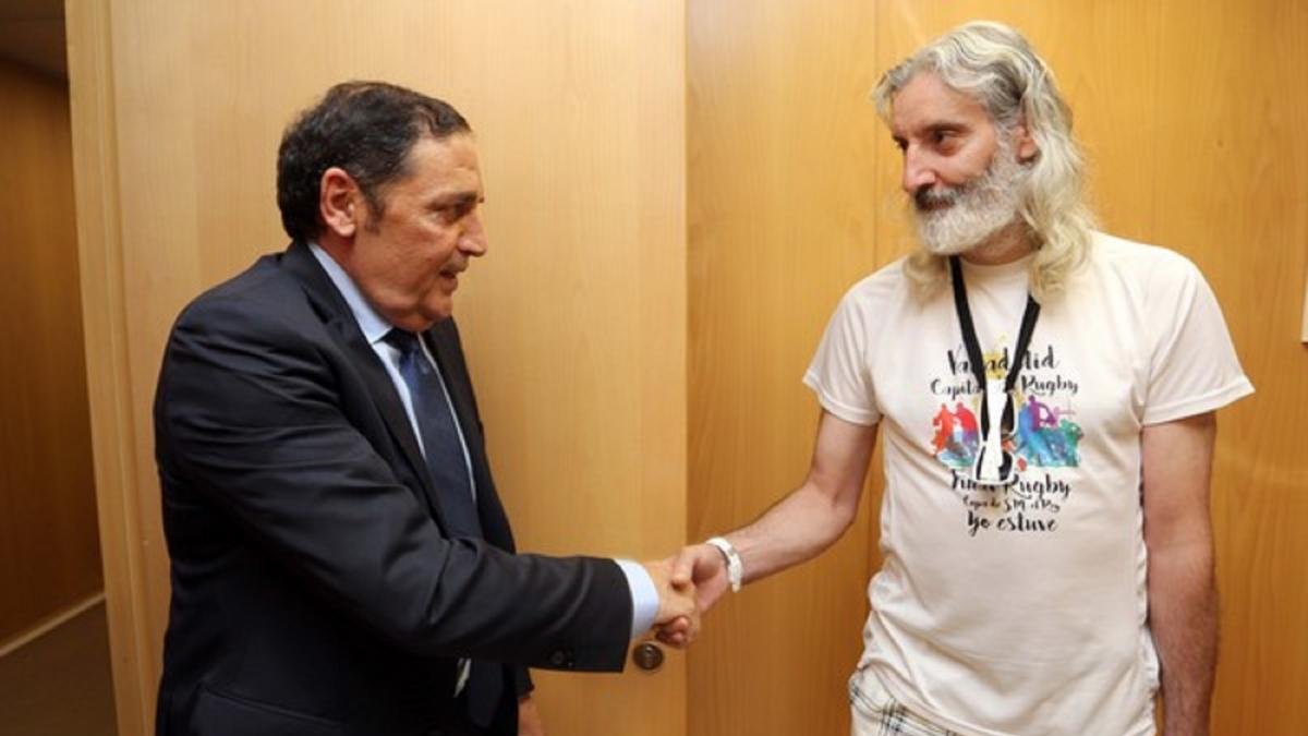 El consejero de Sanidad, Antonio María Sáez Aguado, se reúne con representantes de los afectados por el cierre de las clínicas iDental-ICAL
