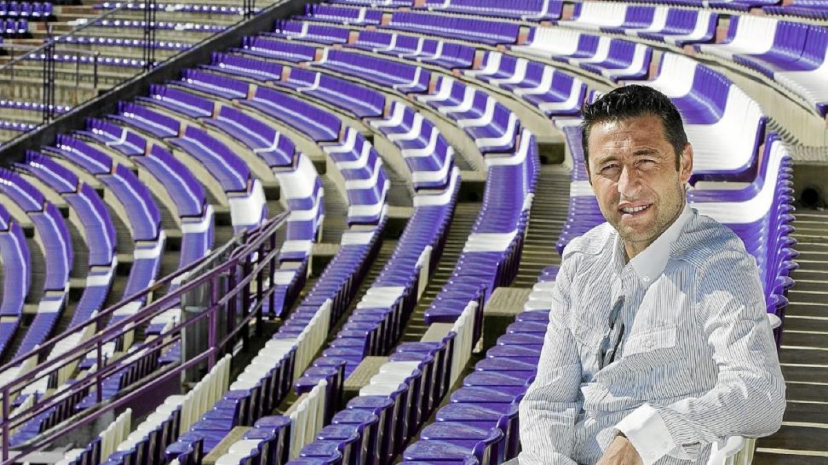 Alberto Marcos posa en una de las butacas del estadio José Zorrilla, donde le vieron como jugador pucelano durante 15 temporadas.-J.M. LOSTAU