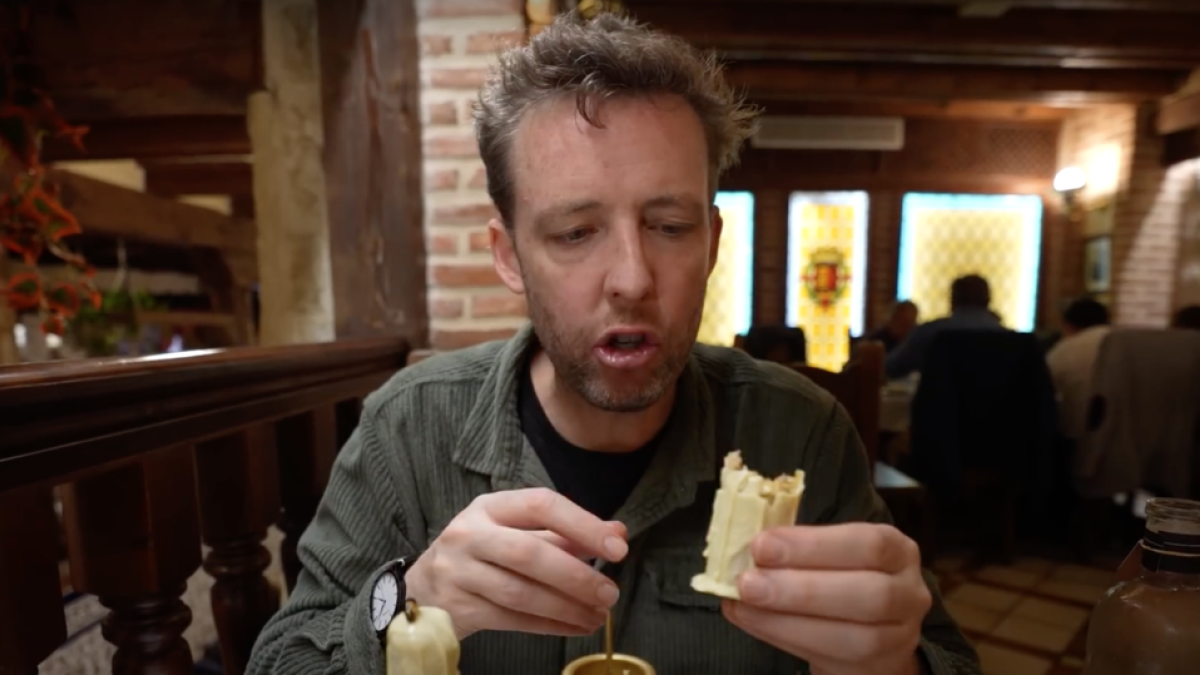 James Flick degusta uno de los pinchos durante el vídeo. / YOUTUBE