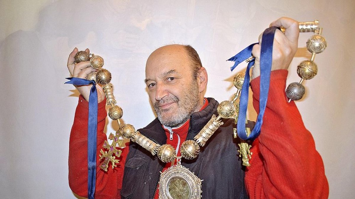 José María Méndez, con una collarada albercana -adecuada para lucirse en un traje de vistas femenino-, en la que pueden observarse todos los elementos de la orfebrería típica de la provincia de Salamanca.-ARGICOMUNICACIÓN