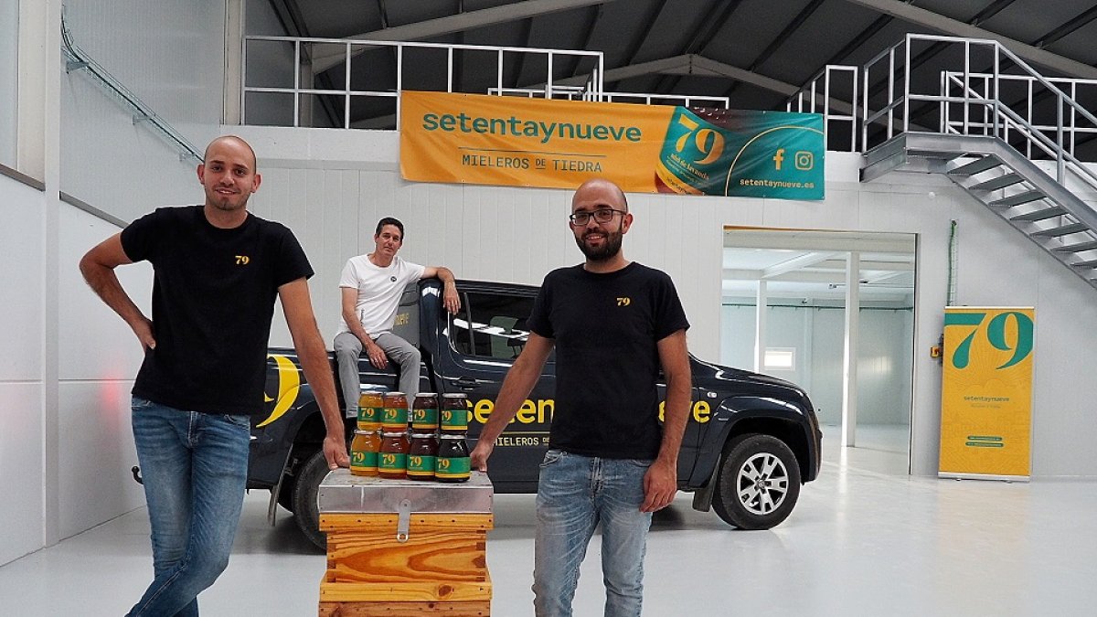 Los hermanos Gato en las instalaciones que disponen en la localidad de Tiedra. / LA POSADA