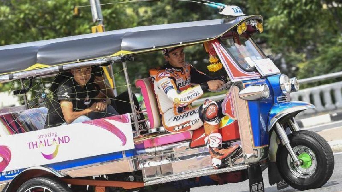 Marc Márquez, conduciendo hoy en típico taxi por las calles de Bangkok.-MOTOGP.COM / DIEGO SPERANI
