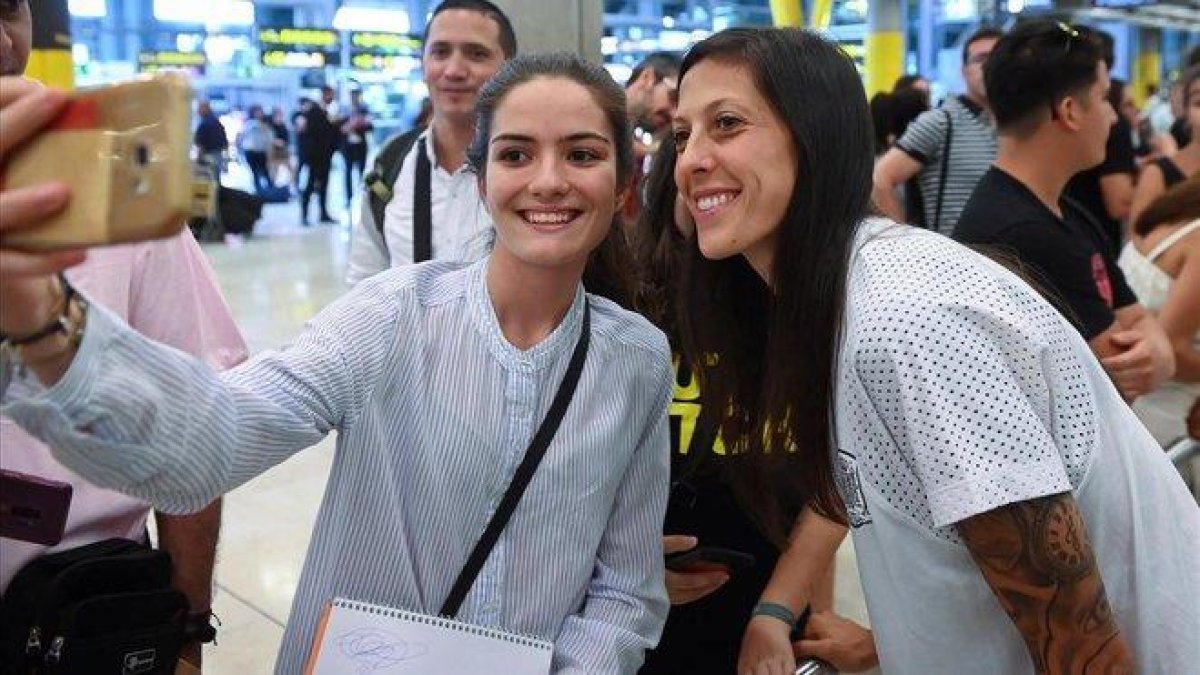 Una aficionada se fotografía con Jenni Hermoso, este lunes en Madrid.-EFE / FERNANDO VILLAR