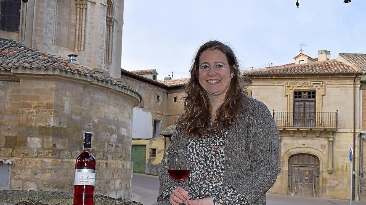 Amada de Salas, con su rosado Las Luceras, delante de la casa de los Medina Rosales, en Dueñas.-ARGICOMUNICACIÓN