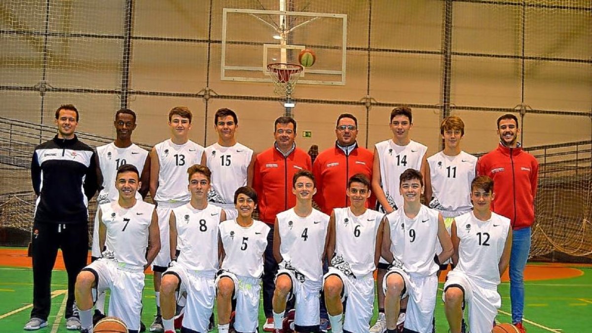 La plantilla de Castilla y León infantil con tres vallisoletanos del CBC:Hugo De Arriba, Hugo Coque, Kefelgne Gómez-Cruzado  y Peter Mateu.-E.M.