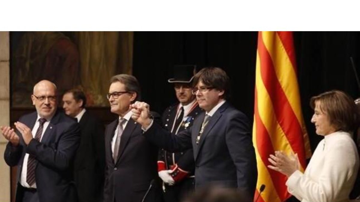 Carles Puigdemont junto a Artur Mas y Carme Forcadell, en la toma de posesión.-JULIO CARBÓ