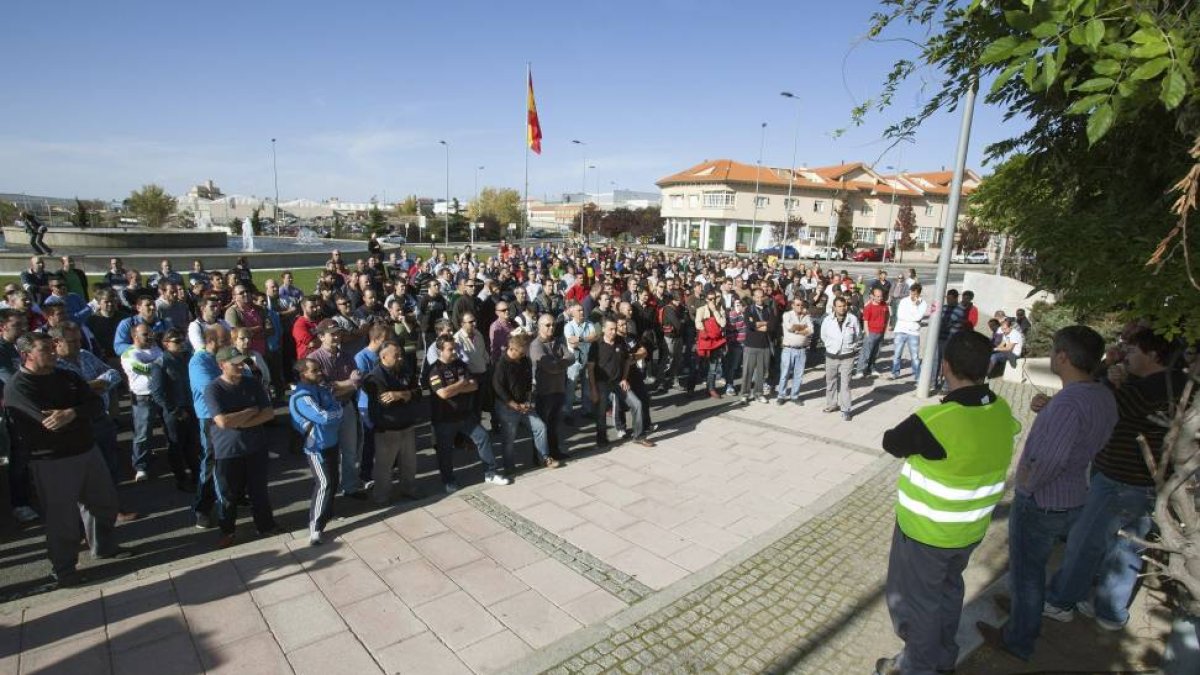 Empleados de la fábrica que Nissan tiene en Ávila durante la asamblea informativa a la salida del trabajo-Efe