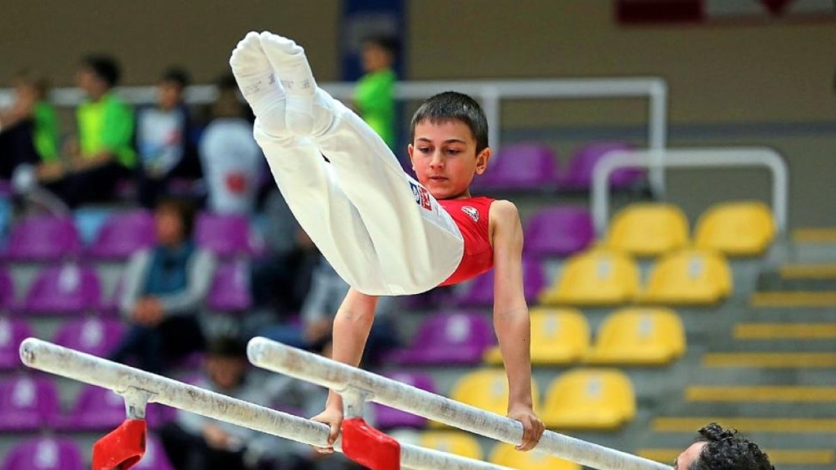 Gimnasta del club gijonés Covadonga, durante un ejercicio de paralelas.-MONTSE ÁLVAREZ