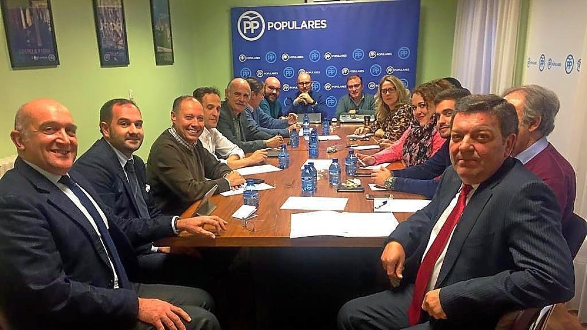 Los populares durante el encuentro en la reunión del comité de campaña de Valladolid.-ICAL