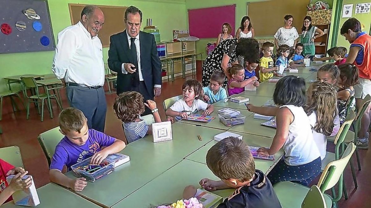 Mariano Suárez, alcalde de La Cistérniga, y Pablo Trillo, delegado de la Junta, en el programa ‘Conciliamos’ .-E.M.