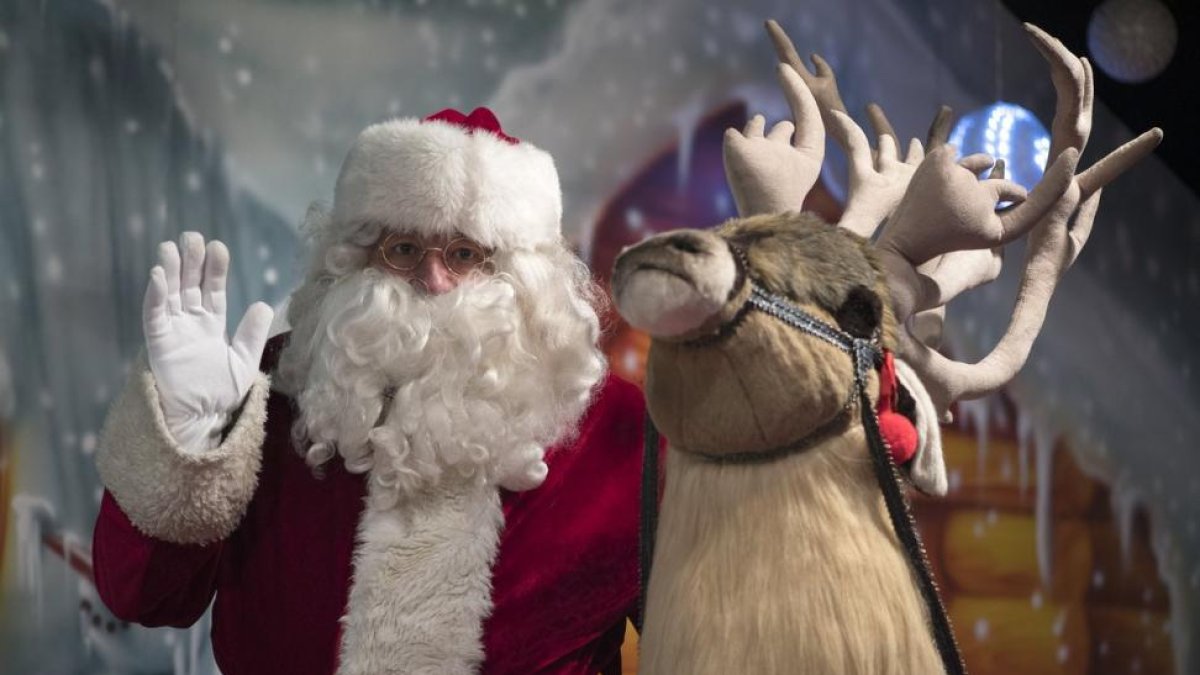 Papá Noel, en un mercado de Navidad en Burdeos (Francia).-/ CAROLINE BLUMBERG (EFE)