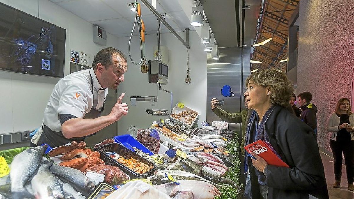 La candidata del PP al Congreso por Valladolid, Isabel García Tejerina, visita el Mercado del Val.-ICAL