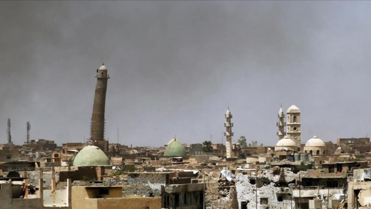 Vista de la ciudad de Mosul con el famoso e histórico minarete de la mezquita de Al Nuri.-AFP / AHMAD AL-RUBAYE