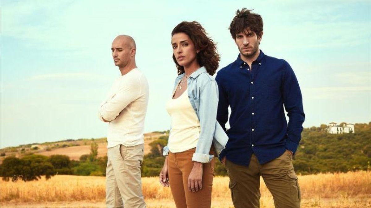 Alain Hernánez, Inma Cuesta y Quim Gutierrez, en una imagen promocional de la serie de Tele 5 El accidente.-EL PERIÓDICO