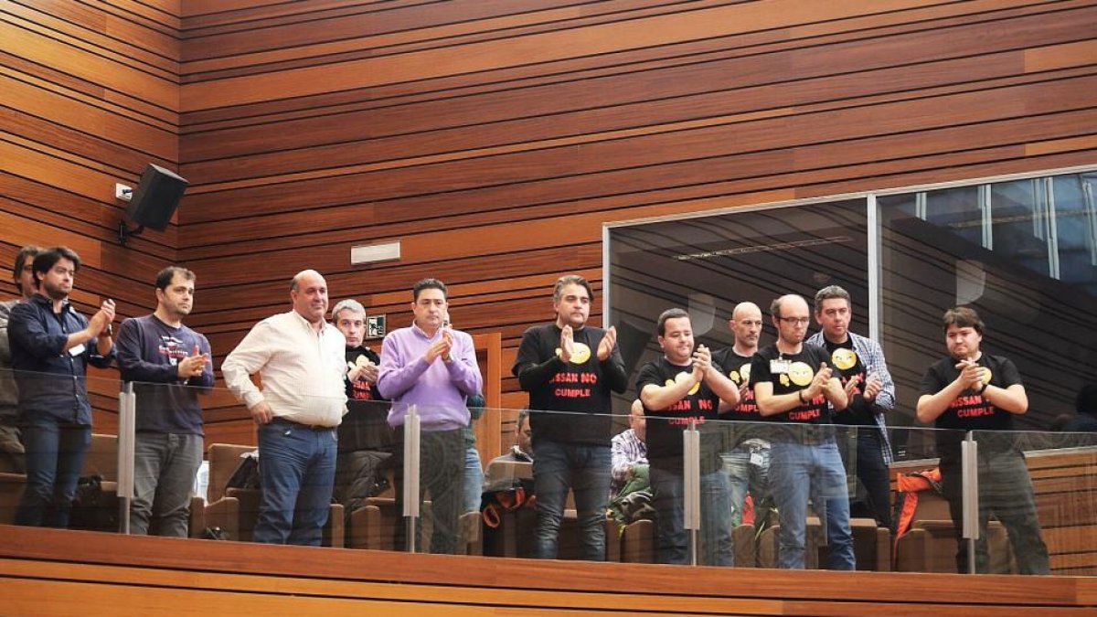 Trabajadores de Nissan al inicio del Pleno de las Cortes.-ICAL