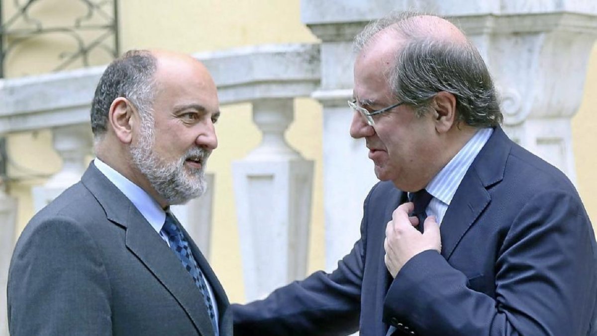 El presidente de la Junta de Castilla y León, Juan Vicente Herrera, saluda al presidente del Tribunal Constitucional, Francisco Pérez de los Cobos-Ical