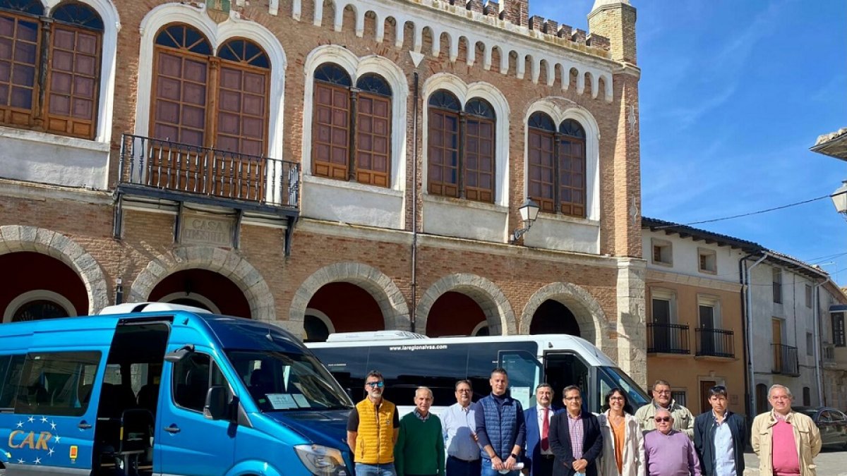 La Junta implanta el bono rural de transporte gratuito para 18 localidades de la zona de Mota del Marqués. - ICAL