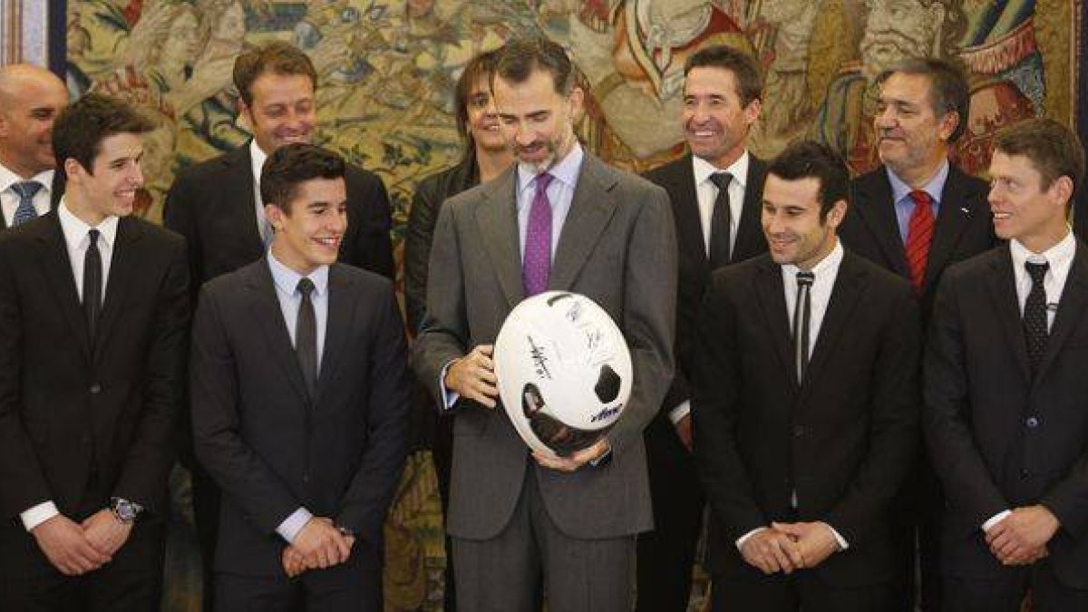 En primera fila, de izquierda a derecha, Álex Márquez, Marc Márquez, el Rey, Toni Bou y Tito Rabat. Detrás, Paco Sánchez, Emilio Alzamora, Roser Alentá y Julia Márquez.-Foto: AGUSTÍN CATALÁN