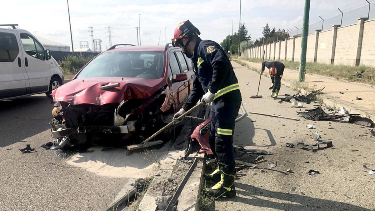 Accidente de tráfico en la avenida de Soria en el que una persona resultó herida-BOMBEROS VALLADOLID / ICAL