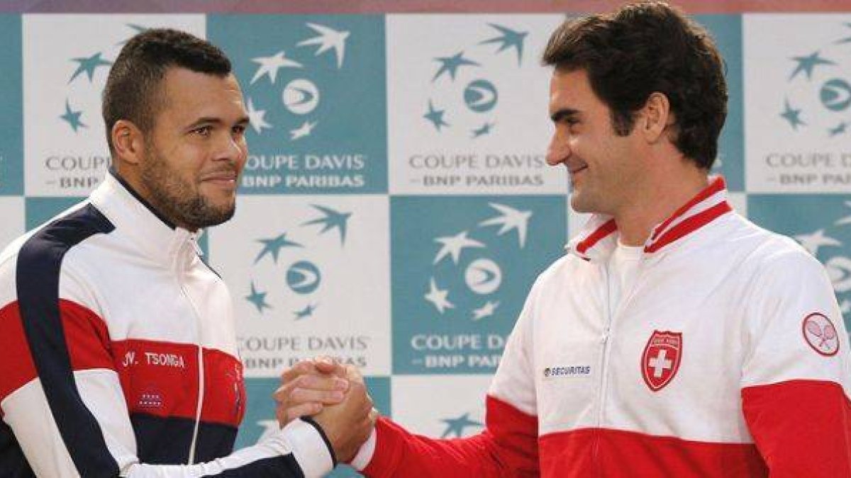 Roger Federer (derecha) y Jo-Wilfried Tsonga se saludan en la presentación de la Copa Davis, en Lille.-Foto: AP / CHRISTOPHE ENA