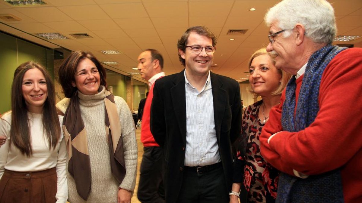 El secretario general del PP de Castilla y León, Alfonso Fernández Mañueco, asiste en Segovia a uno de los actos finales de campaña junto a interventores y apoderados de la formación-Ical