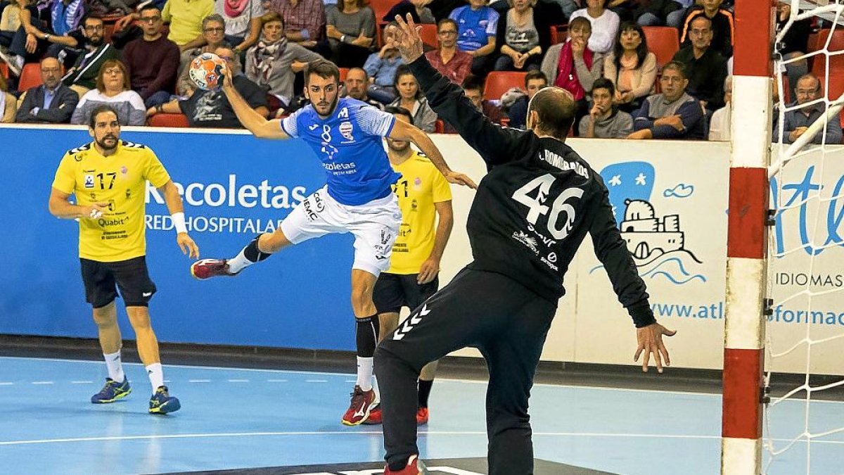 Dani Pérez intenta superrar... sin suerte, al portero ex internacional José Javier Hombrados ayer en Huerta del Rey.-PABLO REQUEJO