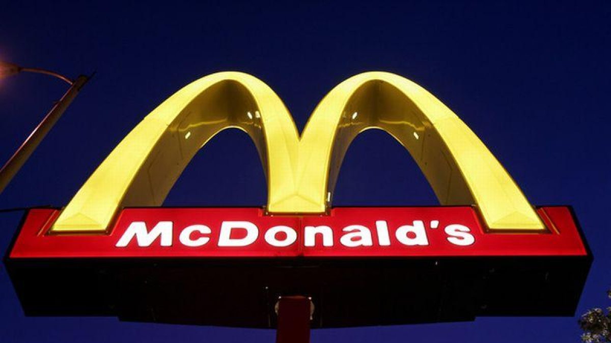 El logo de uno de los restaurantes McDonalds, en Chicago.-JEFF ROBERSON (AP)