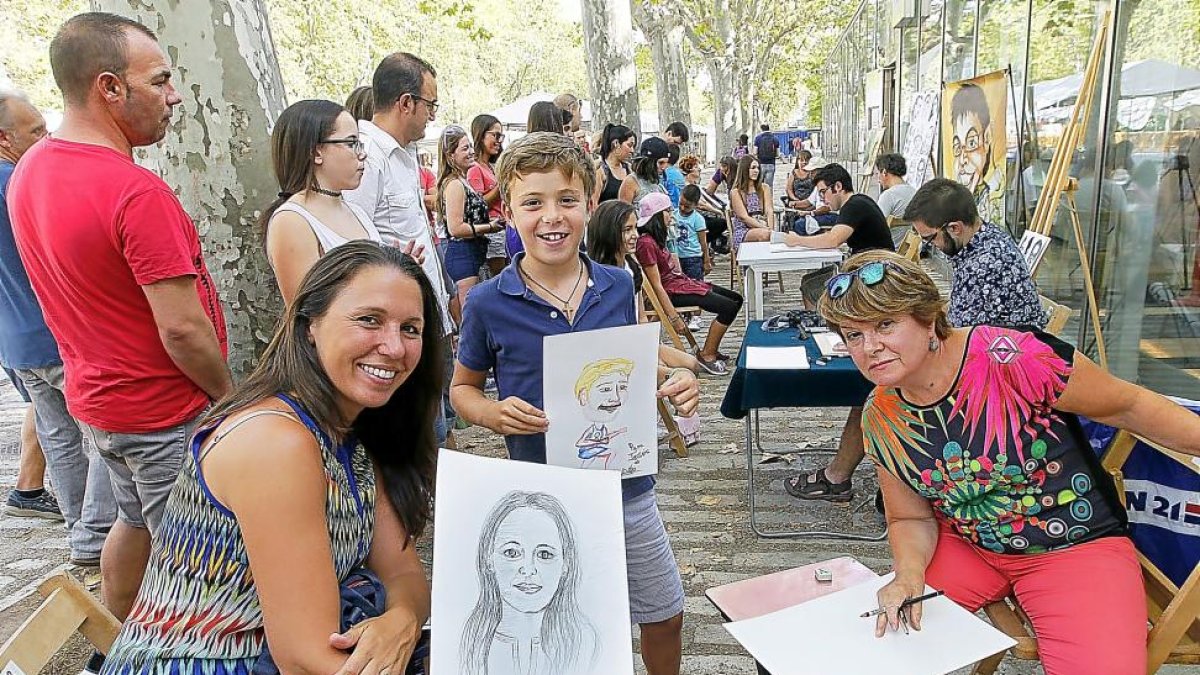 Raquel Bocos junto con una de las asistentes que posa con su recién terminado retrato.-J. M. LOSTAU