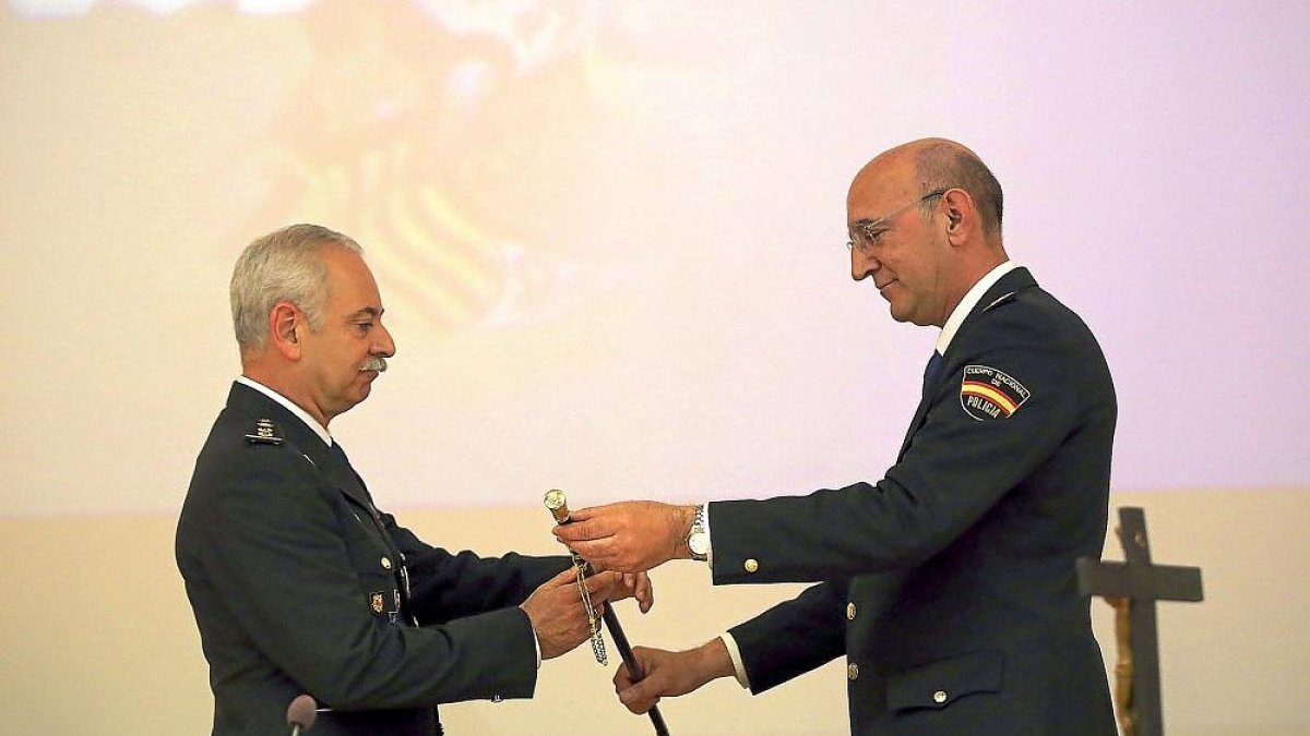 Luis Gibert recibe el bastón de mando de parte del jefe superior de Policía de Castilla y León, Juan José Campesino .-ICAL