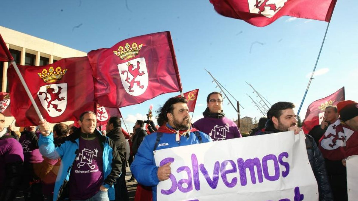 Protesta de los trabajadores de Everest en las Cortes-Ical