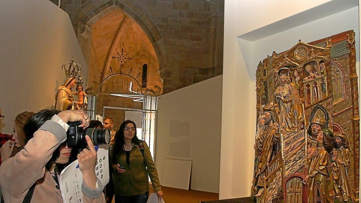 Una turista realiza una fotografía durante una visita a la exposición.-EL MUNDO