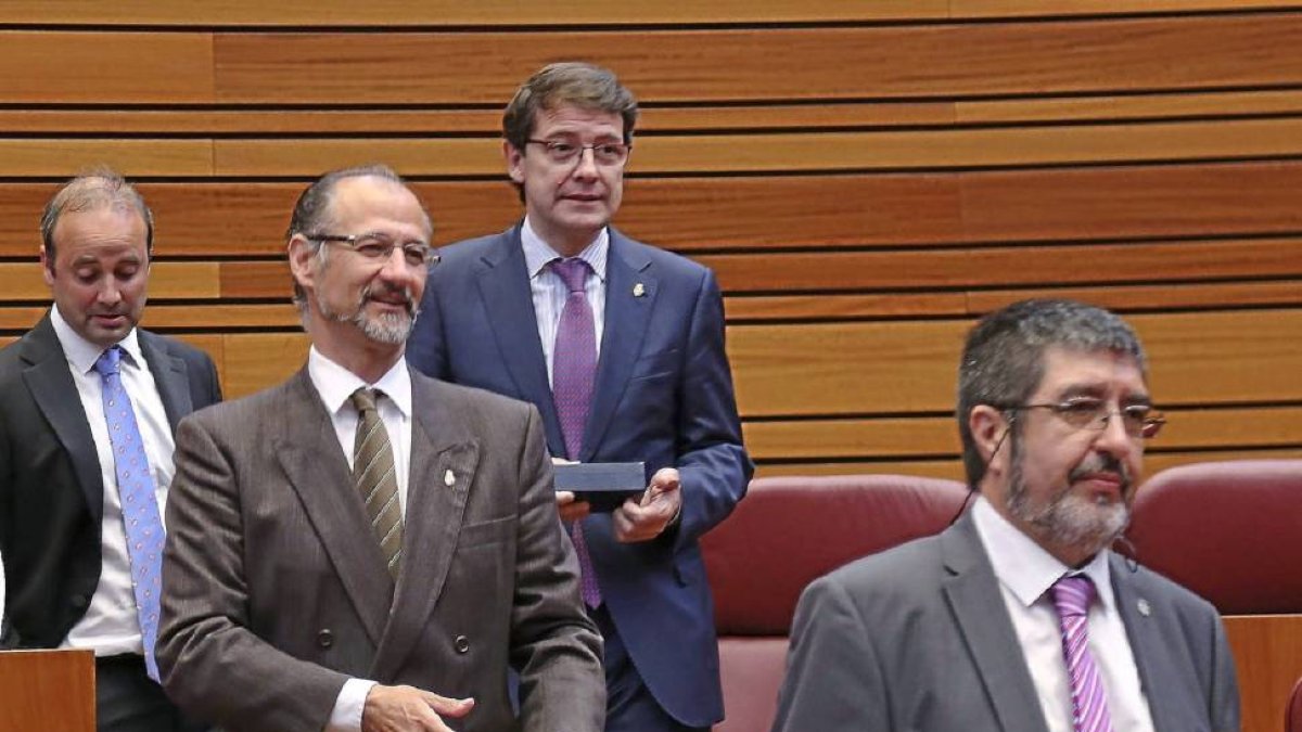 Luis Fuentes abandona el hemiciclo acompañado de Mañueco.-ICAL