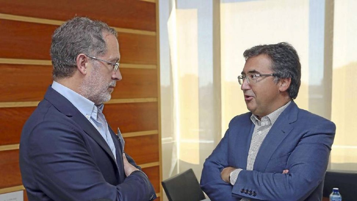Manuel Saravia se reúne con Ángel Marinero en la Consejería de Fomento.-Ical