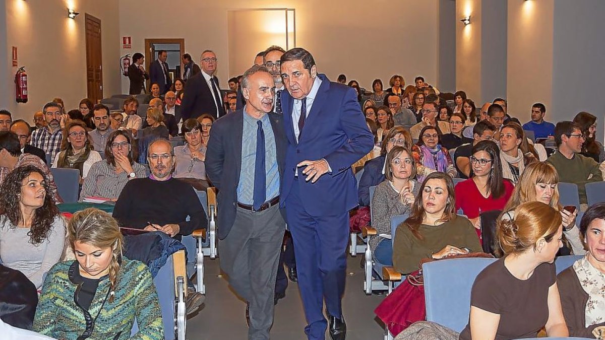 Jesús Fernández junto con Antonio María Sáez junto en el IX Curso de Gestión de la Investigación Biomédica.-ICAL