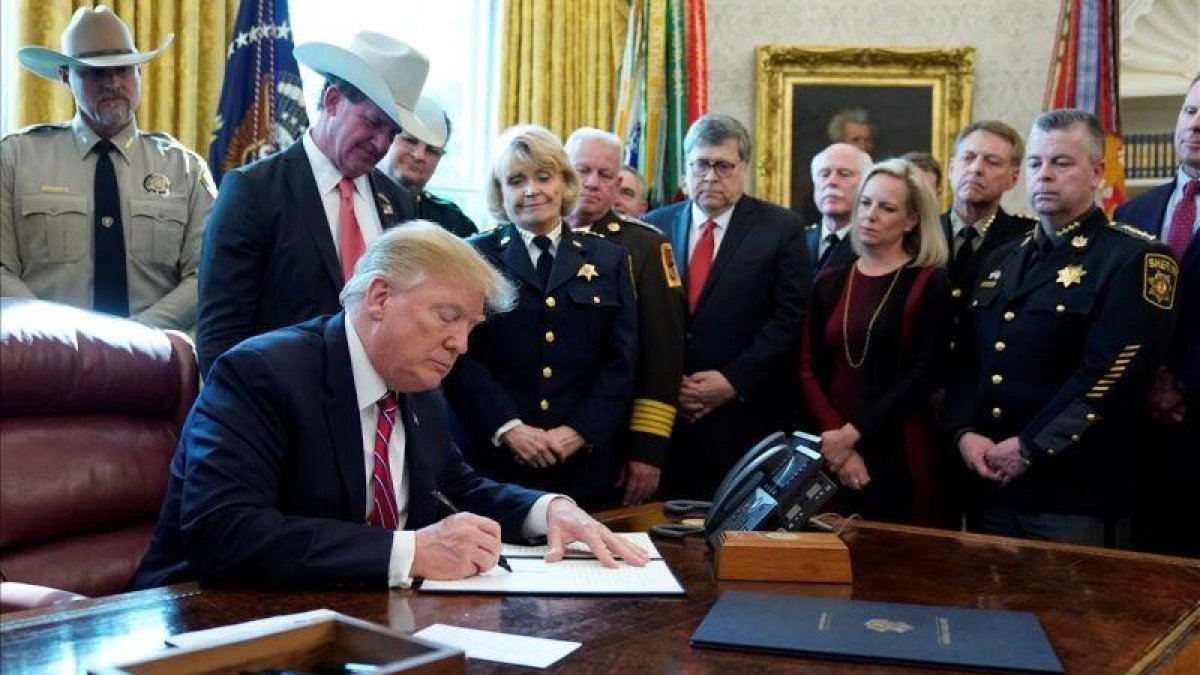 Trump firma el veto en el Despacho Oval.-REUTERS / JONATHAN ERNST