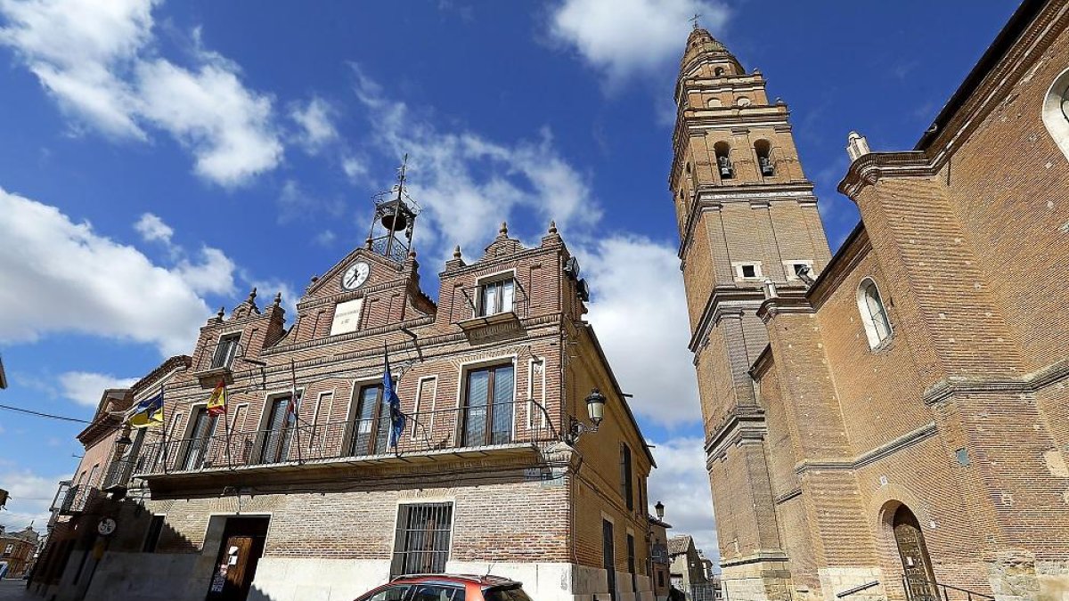 Ayuntamiento de Alaejos, junto a la Iglesia de SanPedro, con su emblemática torre.-J.M. LOSTAU