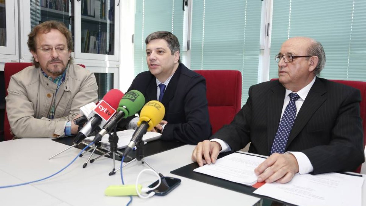 El director general de Trabajo y Prevención de Riesgos Laborales, Carlos Díez (C) junto al presidente de la Fundación Laboral de la Construcción de Castilla y León, Emiliano Alonso (D)-Ical