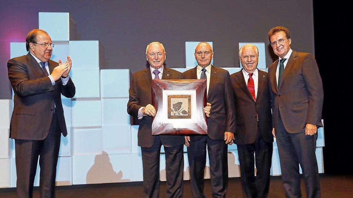 El presidente Herrera aplaude a los hermanos Pérez Pascuas, galardonados con el Premio  a la Trayectoria, acompañados por José Luis Ulibarri.-LOSTAU