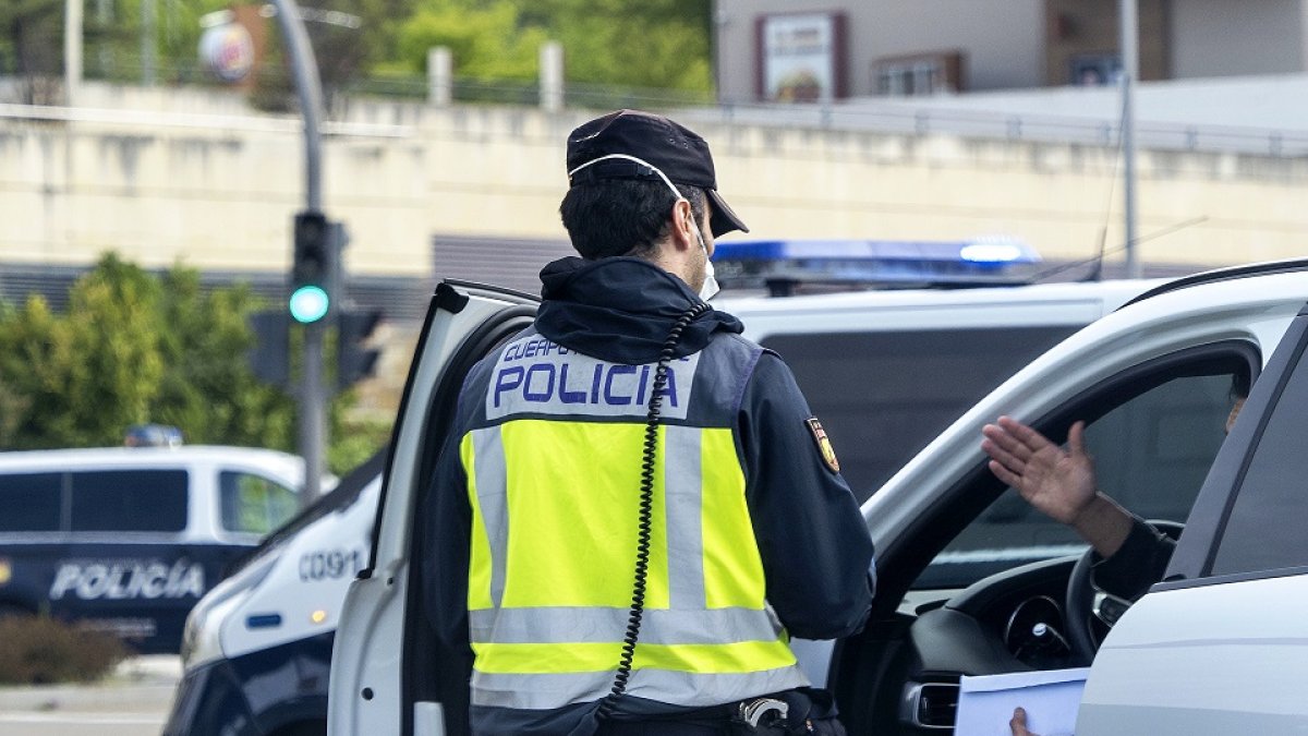 Control de la Policía Nacional en la Avenida de Salamanca a la altura del puente de la Hispanidad. -PHOTOGENIC/MIGUEL ÁNGEL SANTOS