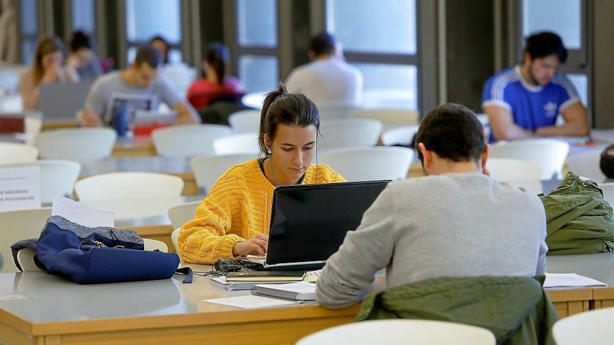Estudiantes en una biblioteca.-J. M. LOSTAU