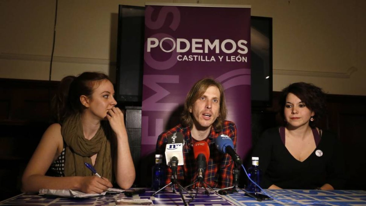 El candidato de Podemos a la Presidencia de la Junta, Pablo Fernández, ofrece un balance de la campaña electoral. Junto a él, la secretaria general del partido en León, Sofía Delgado (D) y la número dos a las Cortes por León, Lorena González (I)-Ical