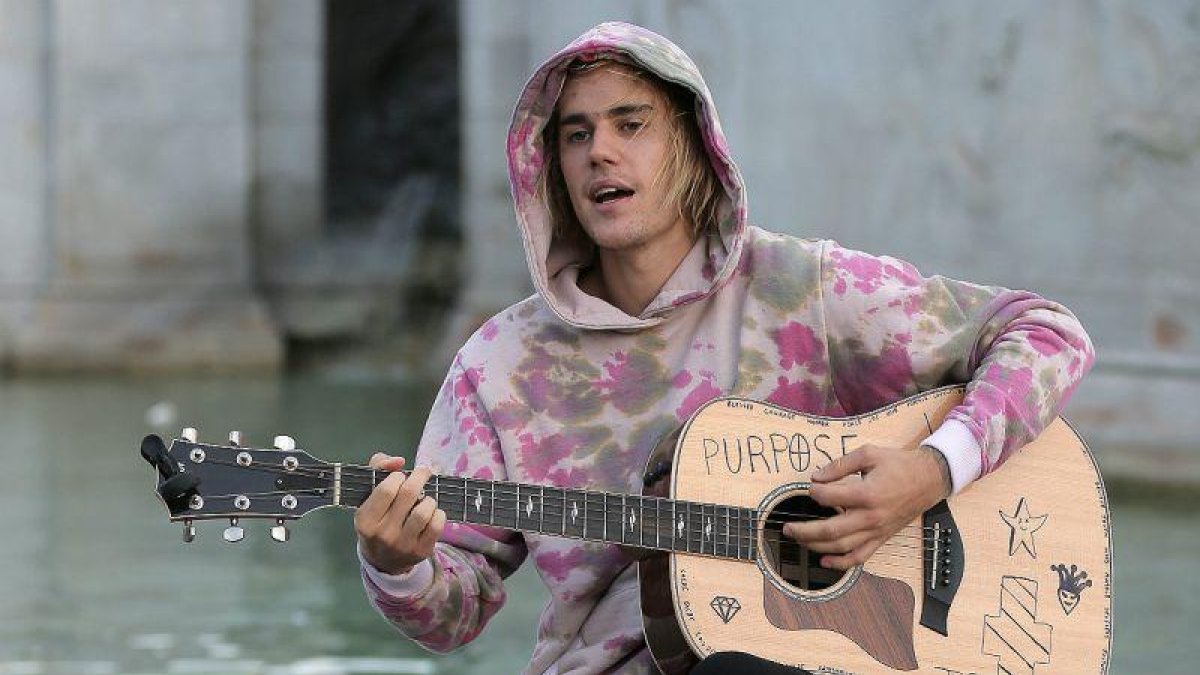 El cantante canadiense agarró su guitarra y dedicó varios temas a su futura esposa, Hailey Baldwin.-ATLAS VÍDEO