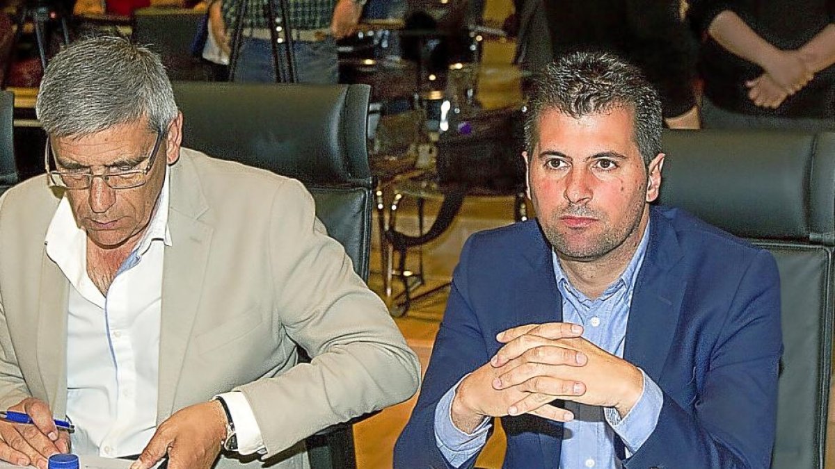El socialista Luis Tudanca, a la derecha, en la comisión de investigación el día que compareció el presidente de la Juanta, Juan Vicente Herrera-J. M. LOSTAU