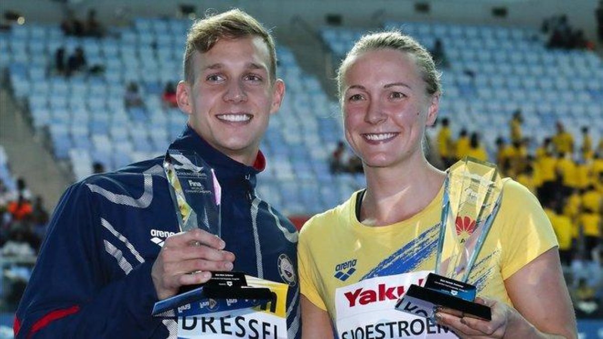 Caeleb Dressel y Sarah Sjöström, con los trofeos de mejores nadadores de los Mundiales.-AP / / LEE JIN-MAN