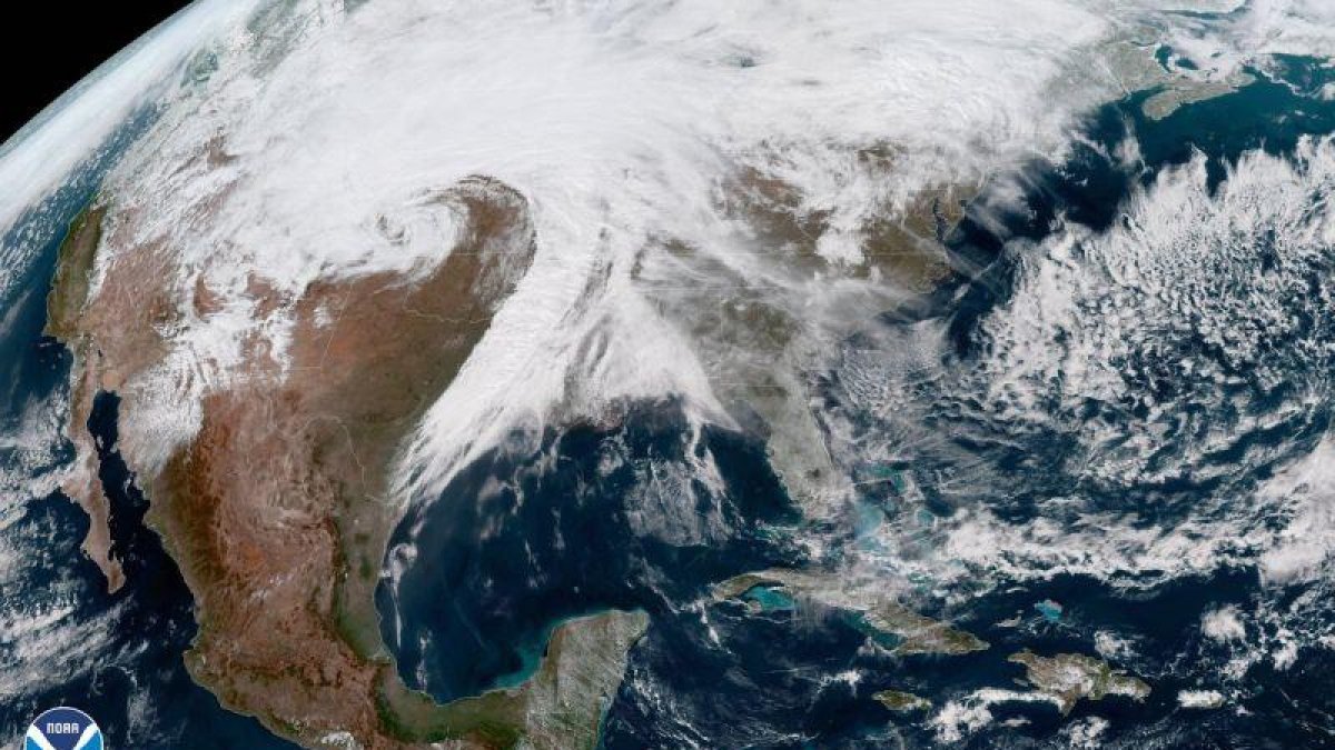 Estados Unidos mientras permanece cubierta por la tormenta invernal.-EFE / EPA/NOAA