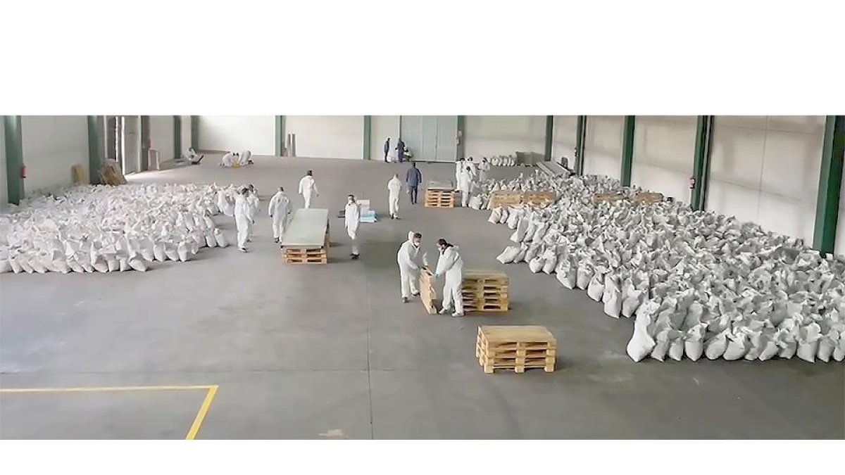 Proceso de separación del carbón contaminado llevado a cabo por la Policía Nacional.- E. M.